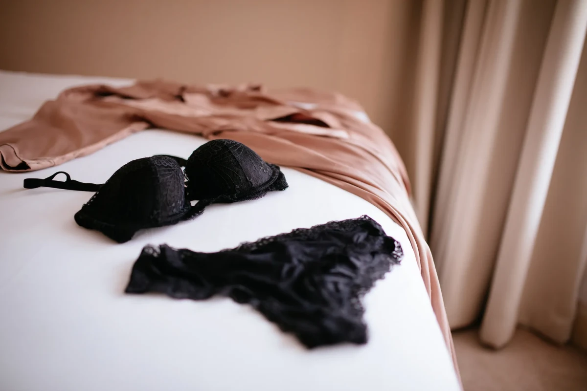 comment choisir sa lingerie apres 50 ans culotte et soutien gorge noir lit