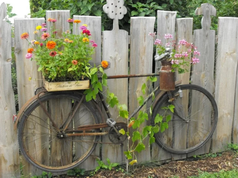 comment embellir une palissade de bois avec bicyclette récup