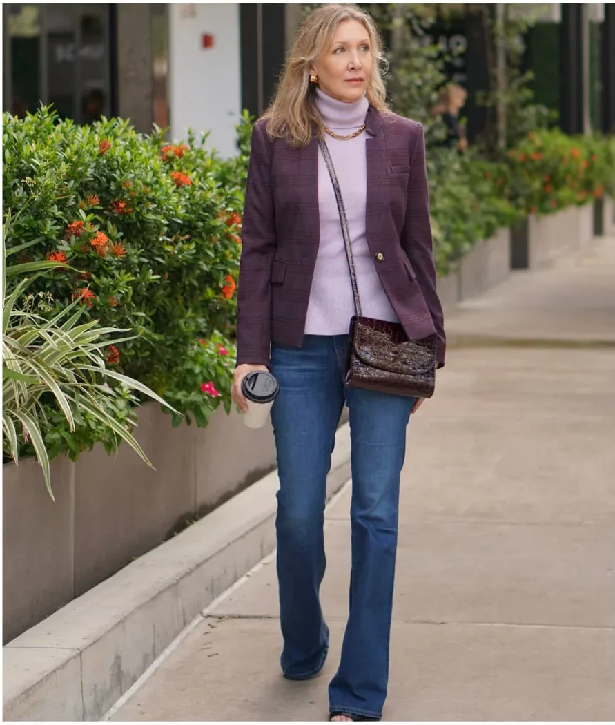 comment porter un jean denim avec pull rose et blazer violet