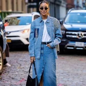 Comment porter une jupe longue en jean ? Conseils de mode pour un look tendance !