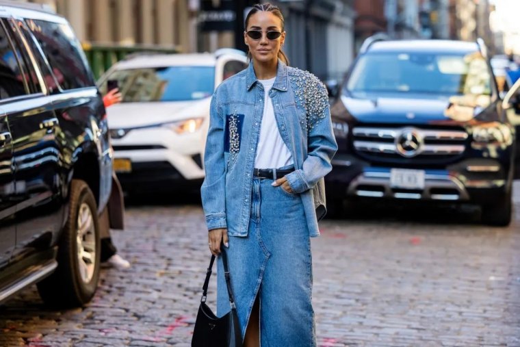 comment porter une jupe longue en jean en version total look denim