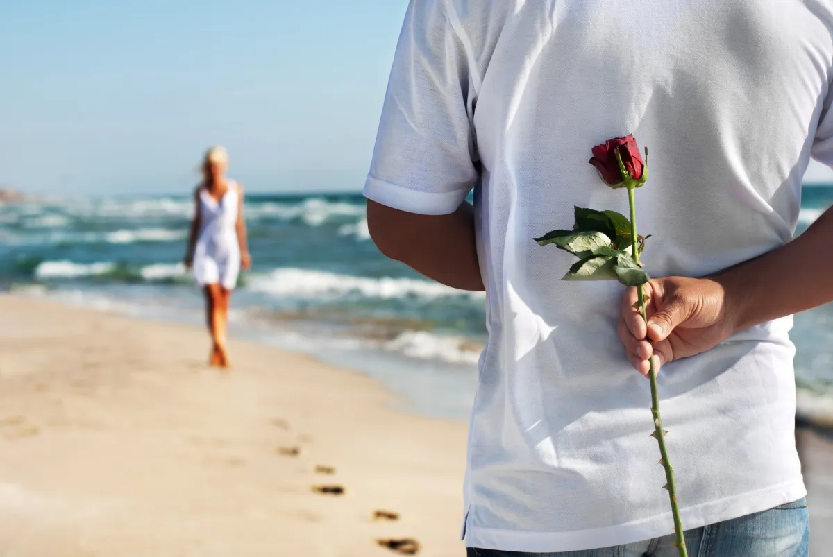 comment s'enrichir rapidement homme avec une rose derriere sondos pres dels mer