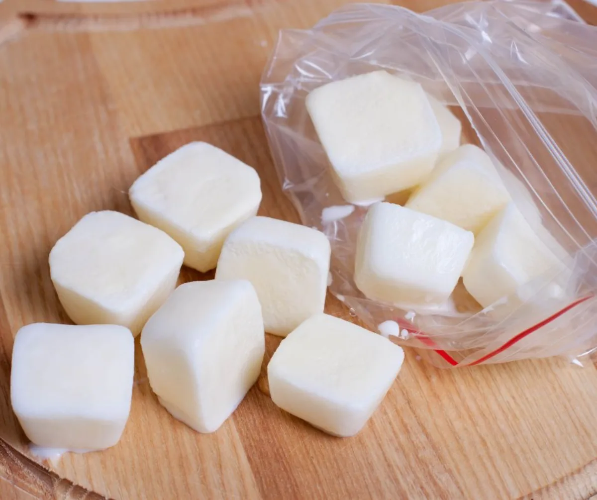 congeler du lait glaçons dans un sac de congelation fermeture eclair