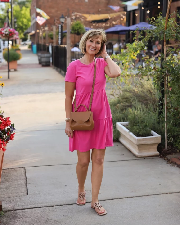 couleur rose fuschia robe sandales paltes accessoire sac bandouliere tendance