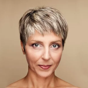 Osez la coupe de cheveux courte avec mèches à 60 ans: découvrez nos astuces pour la réussir !
