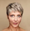 coupe courte blond pour femme de 50 ans aux yeaux verts