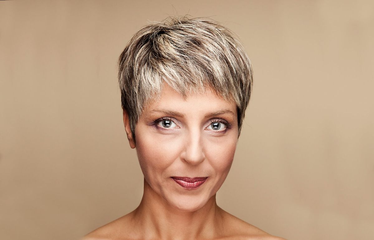 Coupe De Cheveux Homme 70 Ans Osez la coupe de cheveux courte avec mèches à 60 ans: découvrez nos astuces  pour la réussir !