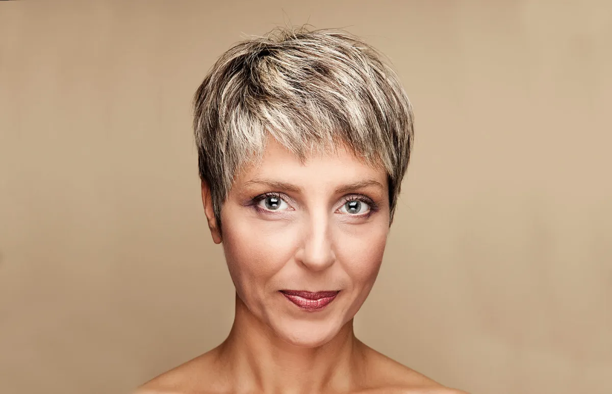 coupe courte blond pour femme de 50 ans aux yeaux verts