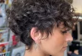 Coupe de cheveux frisés femme 50 ans 2023 : voici les tendances à piquer sans tarder