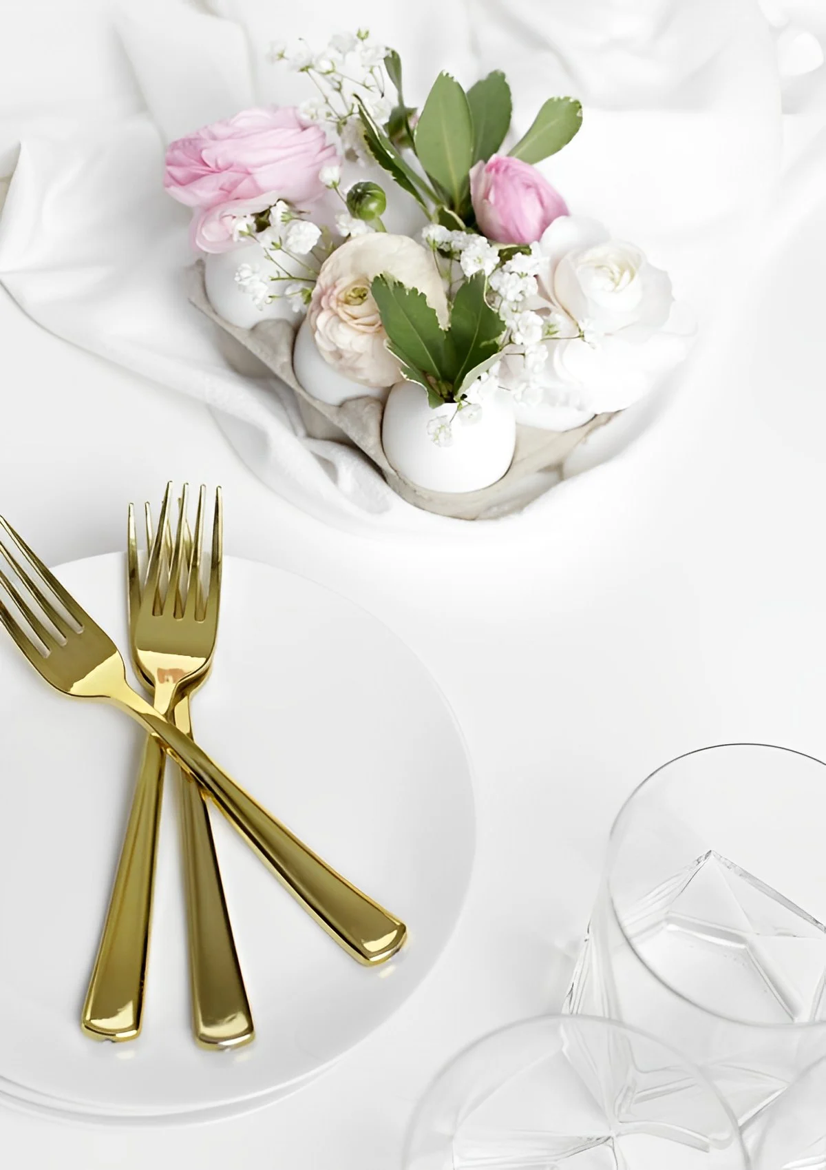 couverts de table or assiette blanche boite a oeufs fleurs verres