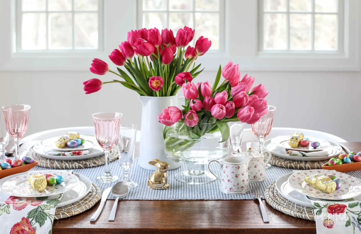 decoración natural de pascua ramo de tulipanes en jarrón platos blancos y regalos de pascua de chocolate