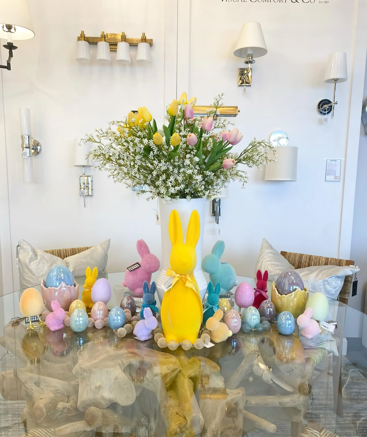 deco table paques figurines lapins colores oeufs bouquet vase blanc