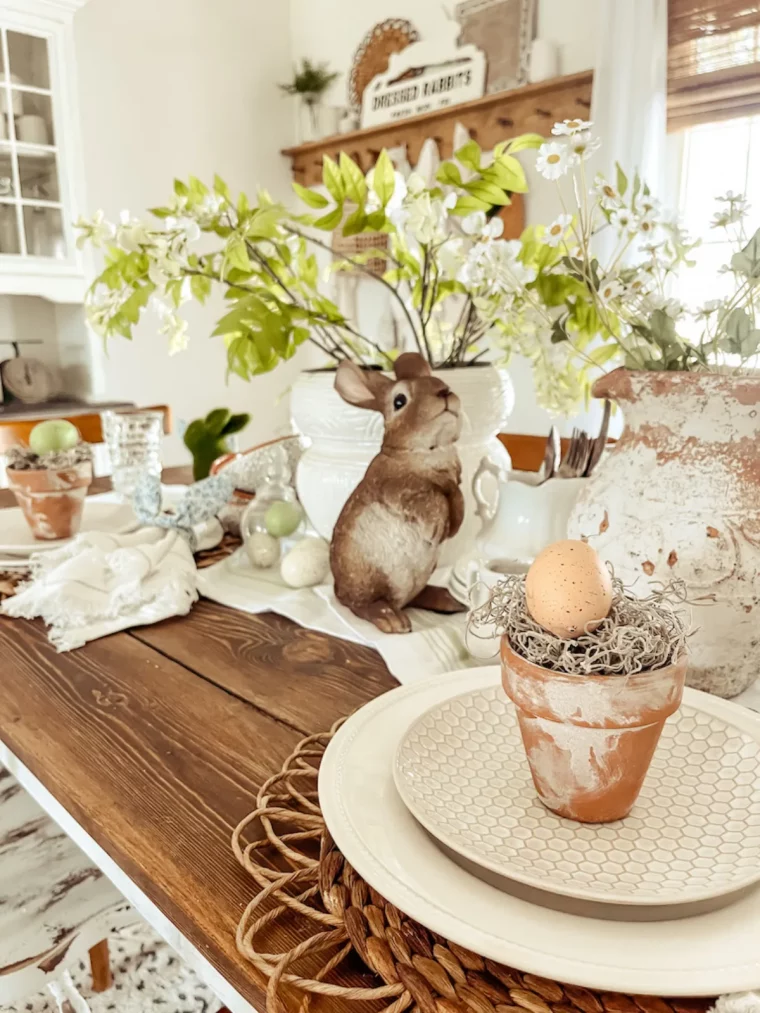 deco table paques nature assiettes blanches centre de table de branches marque place originale oeuf dans petit pot