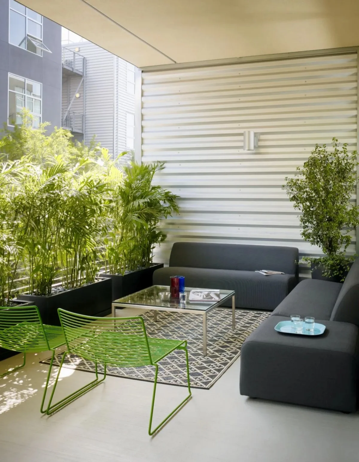 deco terrasse avec plantes brise vue balcon bambou en pot