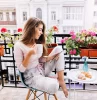 decoration balcon chaise femme table ronde jardiniere plantes geraniums