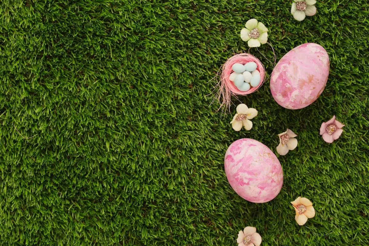 decoration paques oeuf effet marbre rose or fleurs petales artificielles