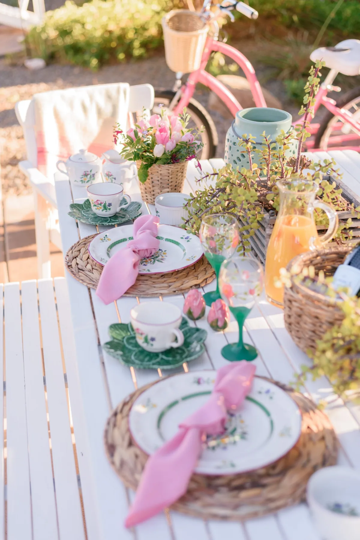 decoration piur pques style champetre coloré chemin de tanle fleuri serviettes rose vaisselle champetre