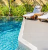 decoration plante autour piscine transats bois parasol table bois carrelage