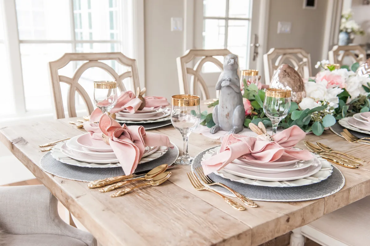 Original decoración de mesa de pascua en rosa pastel hojas mesa central y adornos originales