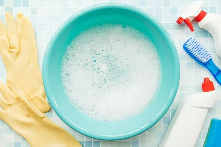 eau savonneuse carrelage salle de bain mosaique blanc et bleu flacon pulverisateur gants