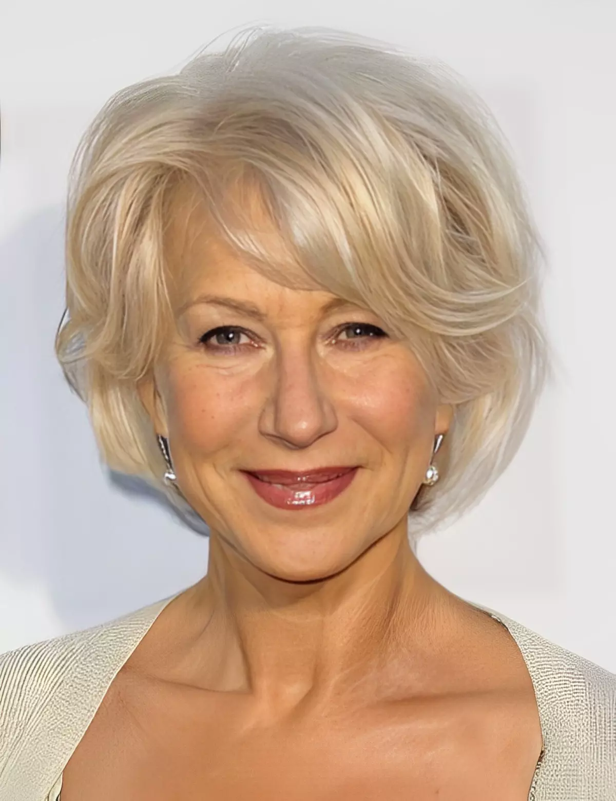 elegante coupe de cheveux courte blond blanc d une femme regardant en face