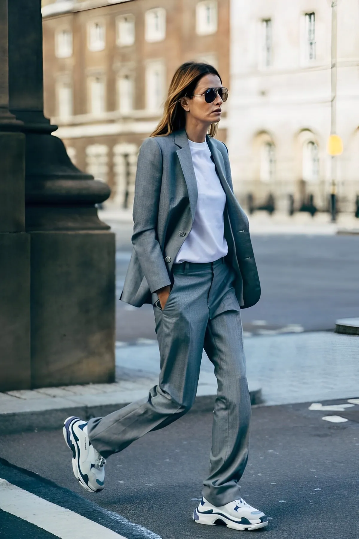 ensemble tailleur pantalon gris blouse blanche baskets femme moderne