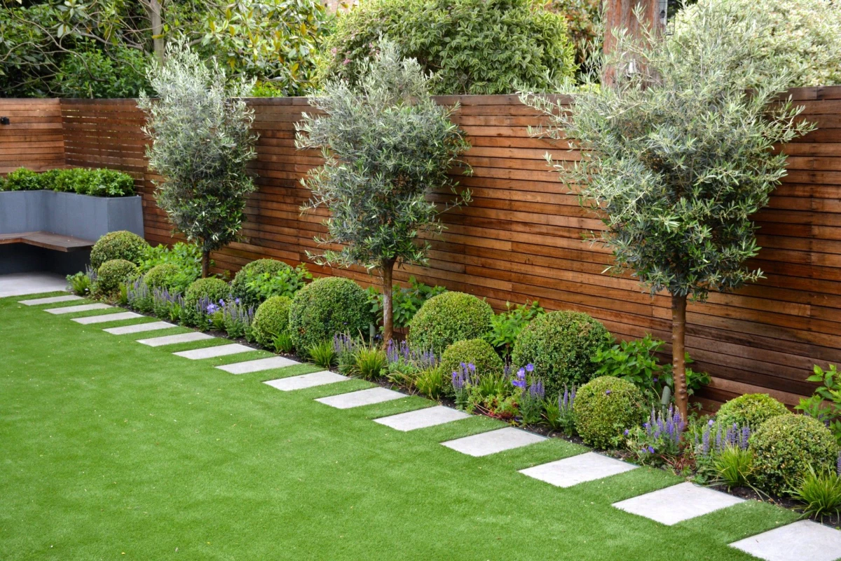 exemple de bordure de jardin pelouse cloture arbustes paves