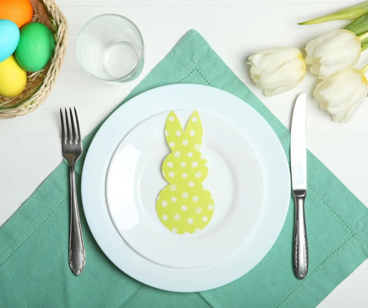 Ejemplo de decoración de Pascua hágalo usted mismo huevos de colores de papel de conejo