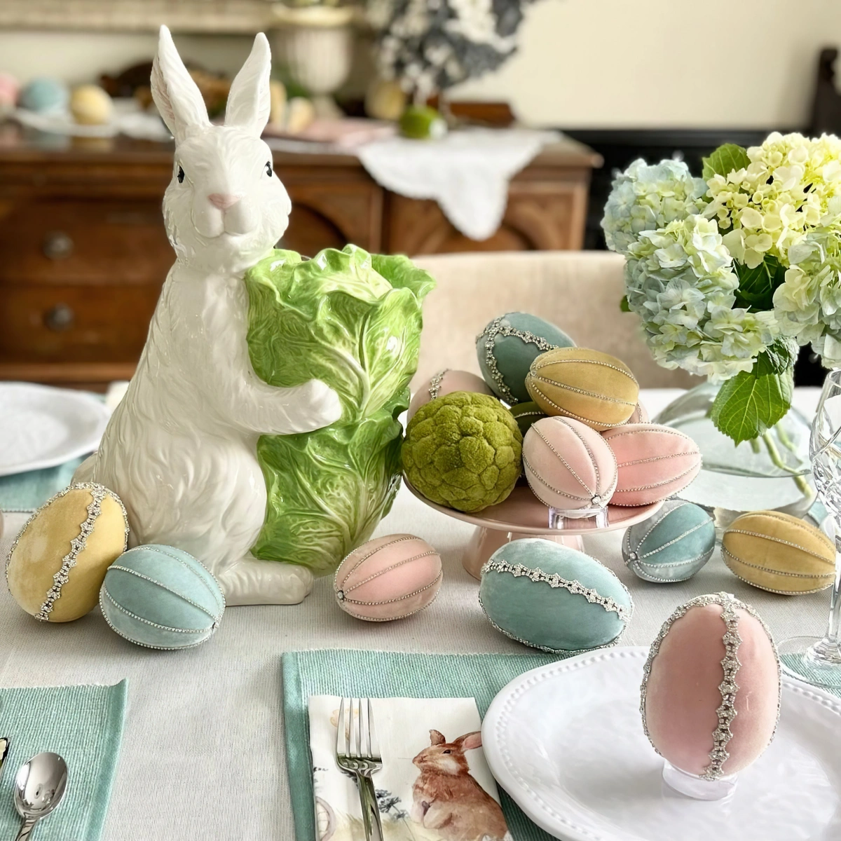 figurine lapin avec chou vert dans les mains deco table festive