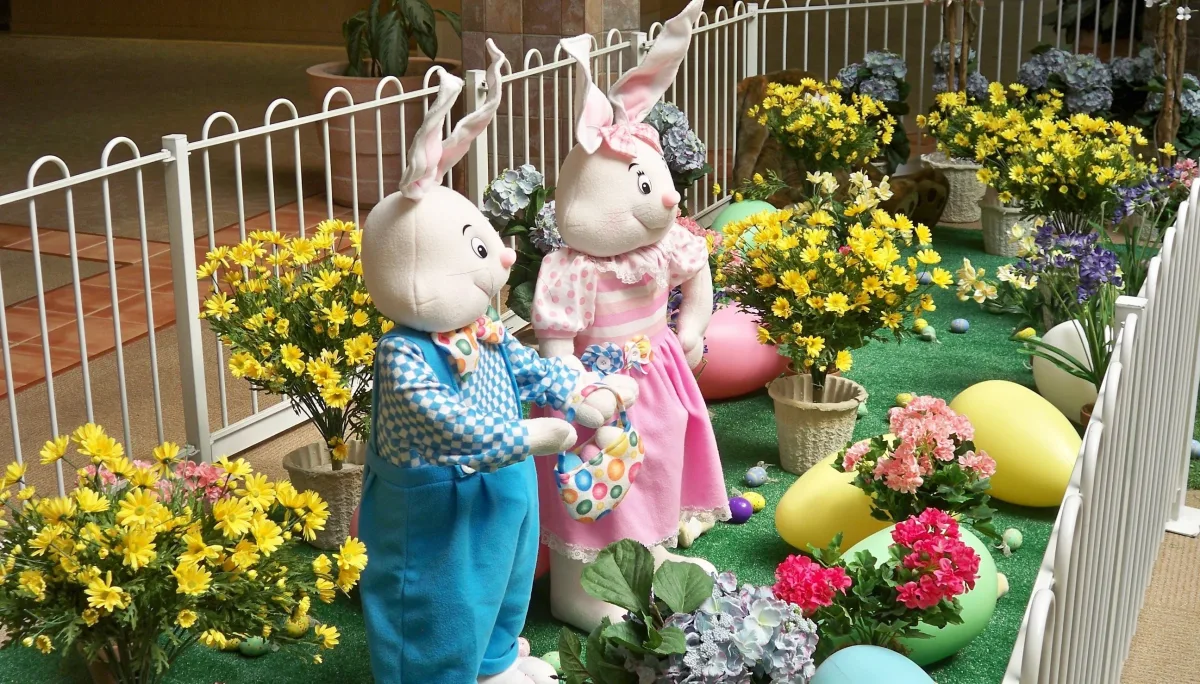 gros oeufs colores plantes bouquets fleurs figurines decoratives lapins