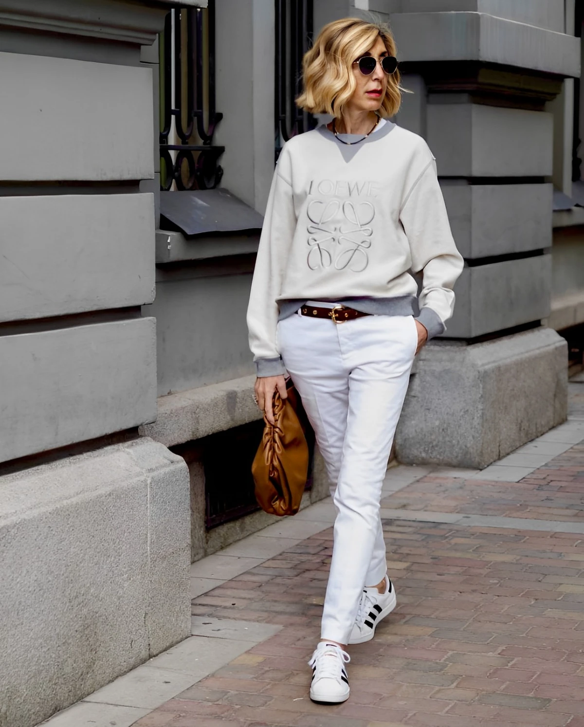 idee de tenue jean blanc femme 50 ans baskets blanches