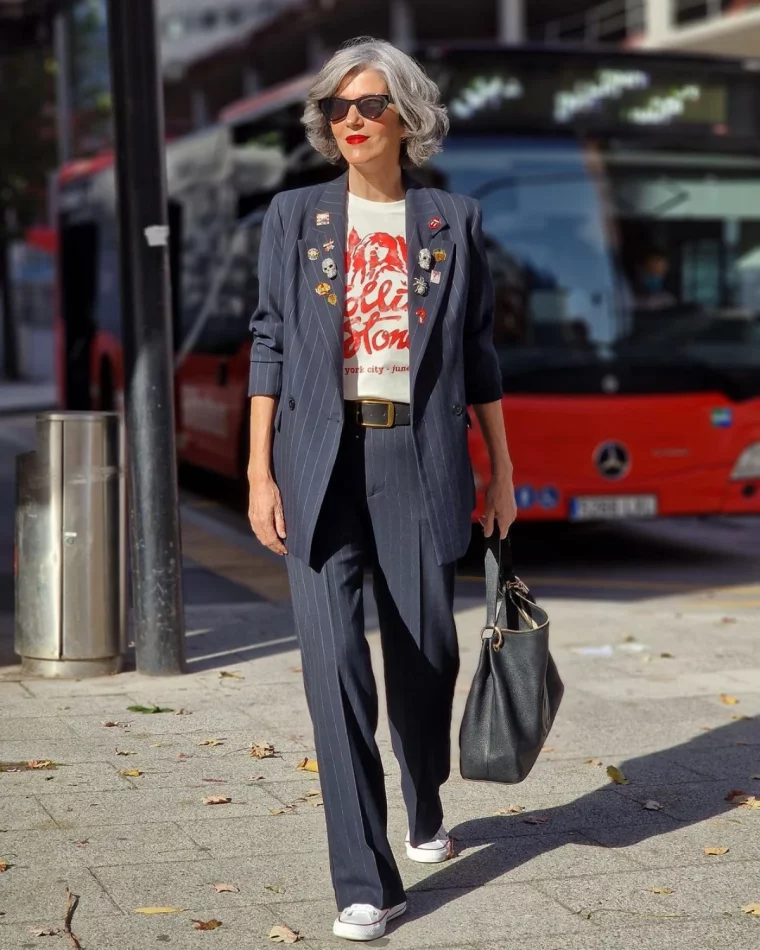 idee de tenue tailleur femme 50 ans t shirt blanc