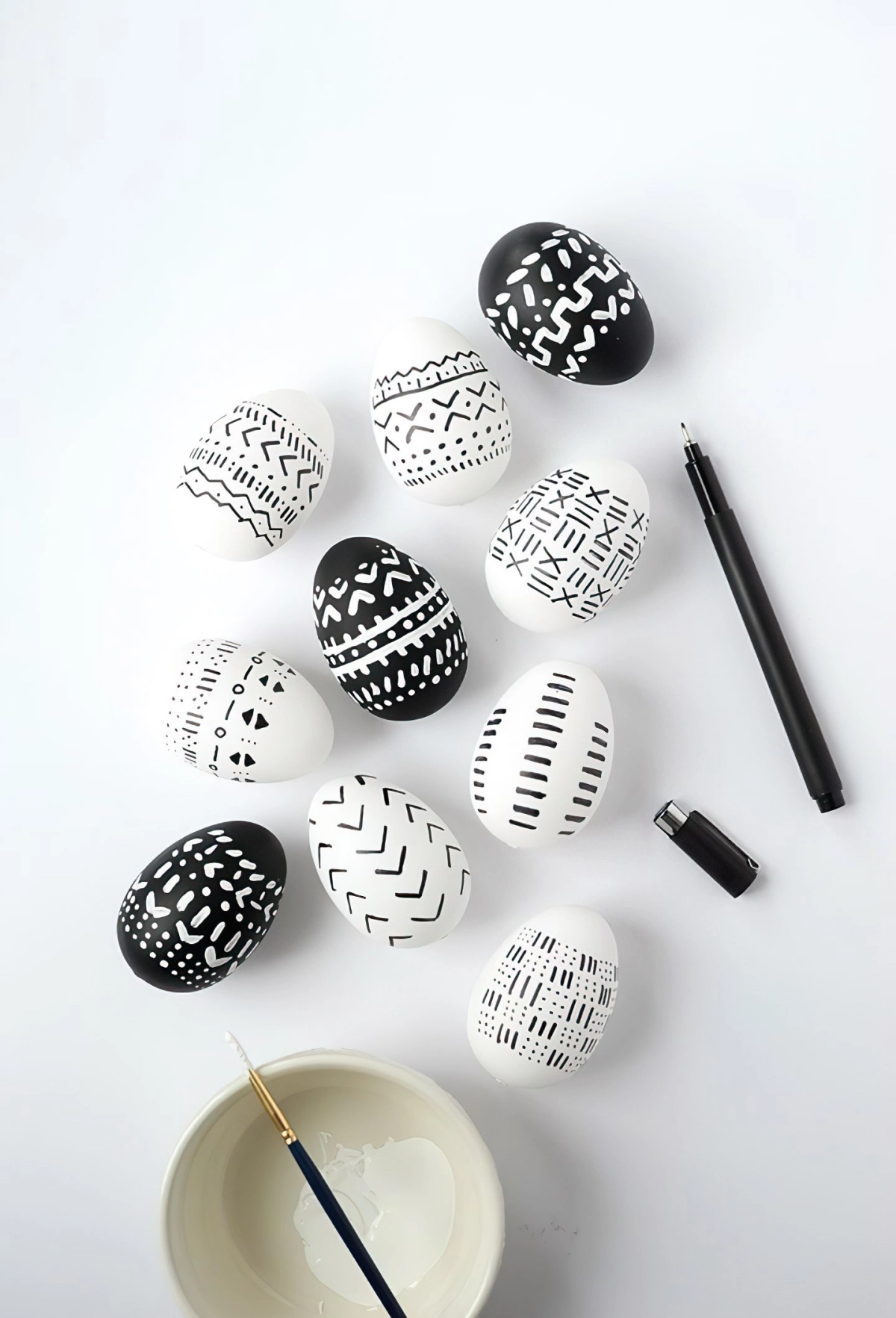 idee deco œuf de paques stylo noir peinture acrylique blanche