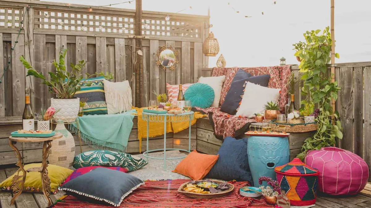 inspiration salon de jardin boheme chic canapé bois recup palette avec coussins bohemes colorésplantes vertes tapis
