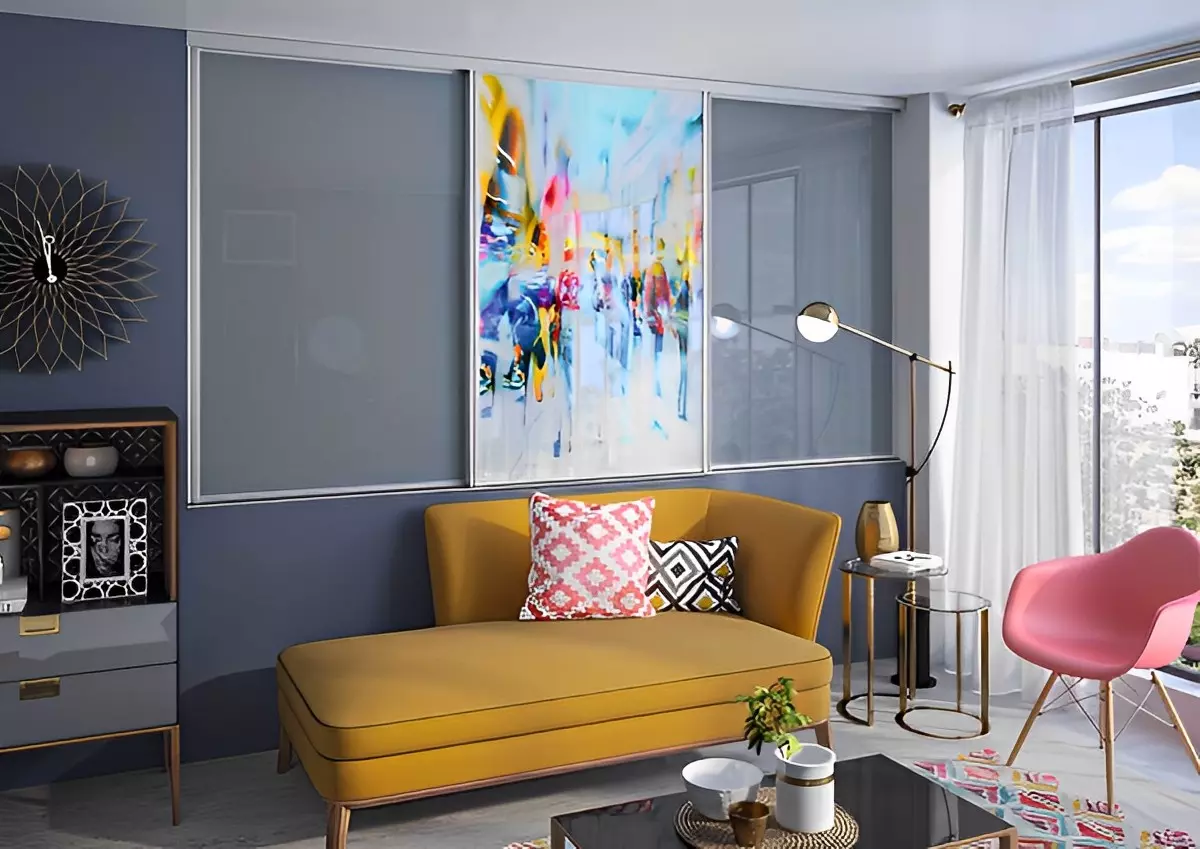 interieur avec des touches de couleurs avec un canape jaune et une menuiserie au mur avec un tableau inscrit dedans