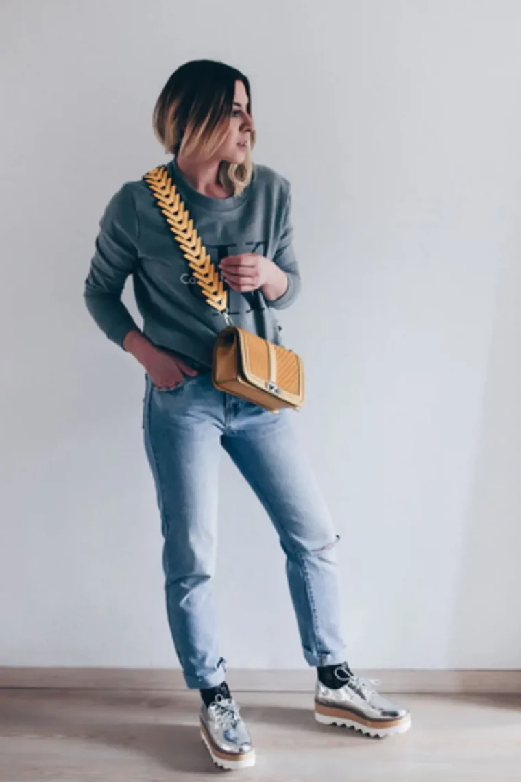 jean bleu clair sweat shirt gris sac moutarde et derbies
