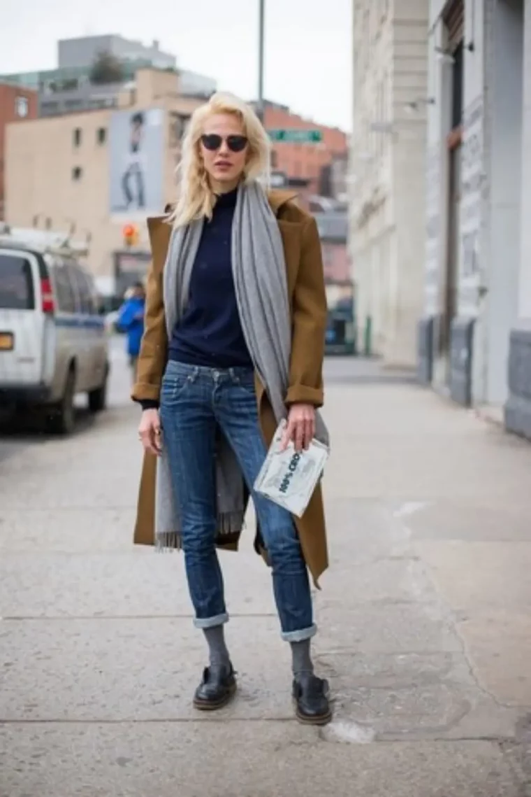 jeans bleus manteau marron echarpe grise et derbies
