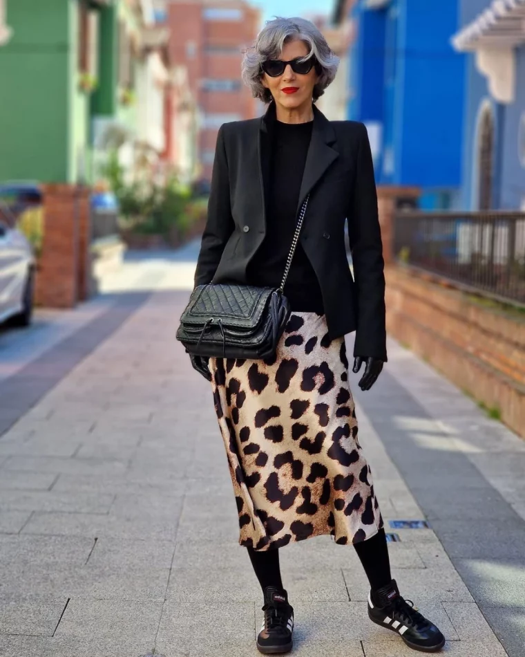 jupe leopard baskets noires veste en cuir femme cheveux gris