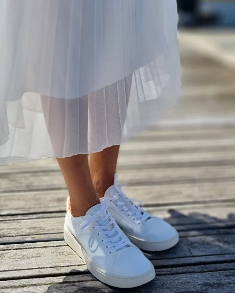 jupe plisee bmanche baskets blanches mode femme 50 ans et plus