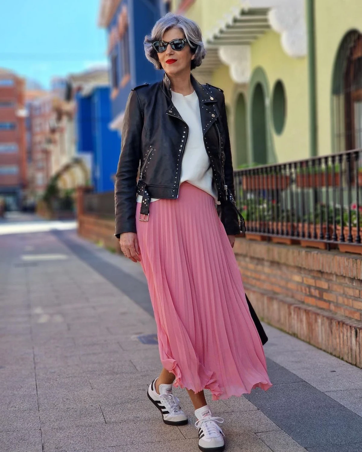 falda rosa zapatillas adidas top blanco chaqueta cuero mujer street