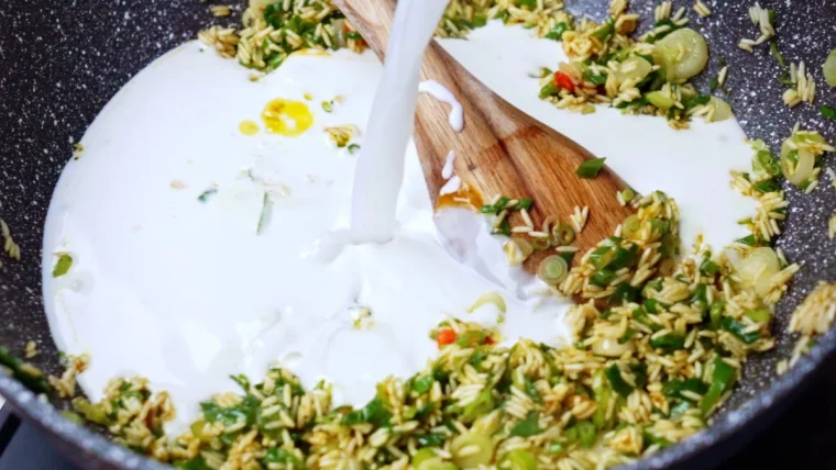 lait de coco eau legumes riz oignons verts recette soupe crevettes