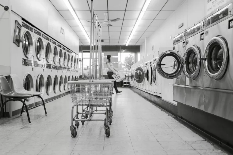 machines à laver et sèche-linge dans laverie