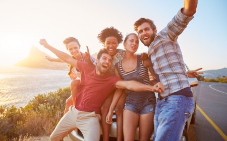les signes les plus riches (personnes heureuses au bord dela mer