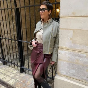 look femme 50 ans moderne abec chemise jupe longue et vesye grise