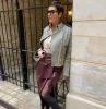 look femme 50 ans moderne abec chemise jupe longue et vesye grise