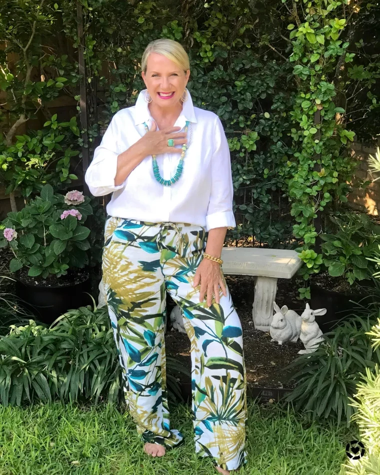 look femme 50 ans ronde pantalon taille haute motifs botaniques