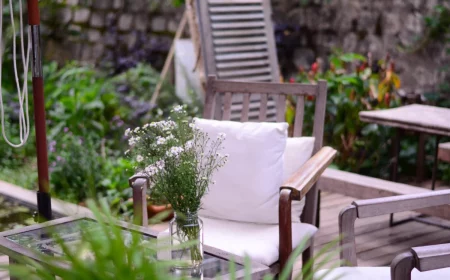 meubles de jardin en bois coussin blanc vase bouquet fleurs