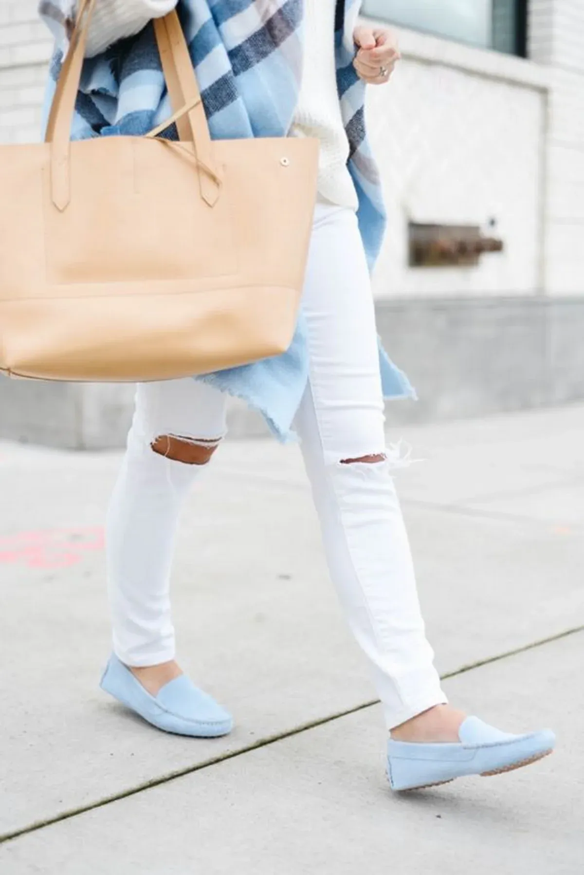 mocassins bleu pale avec jeans blanc dechire
