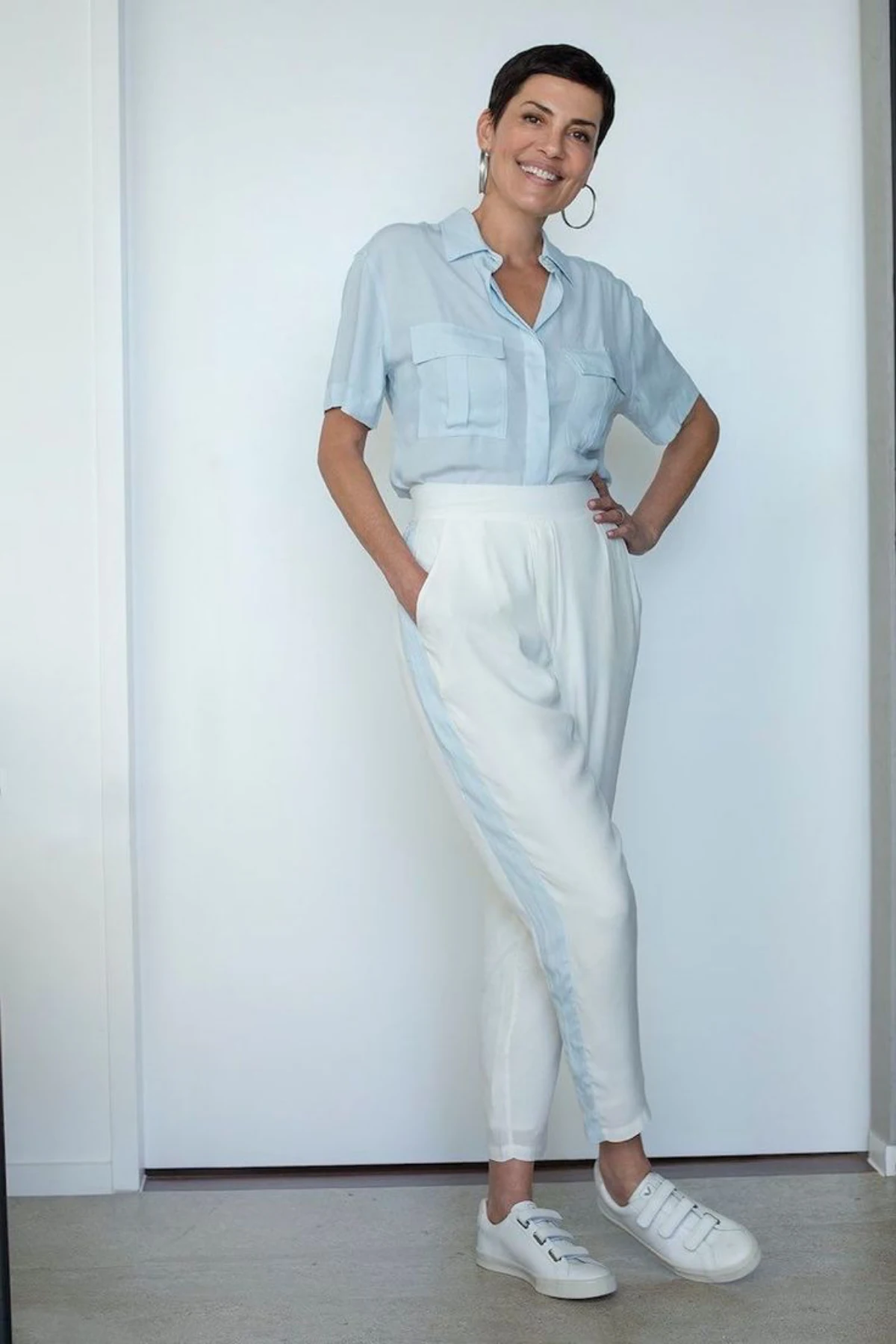 mode femme 60 ans haut blue pantalon balnc baskets blanches