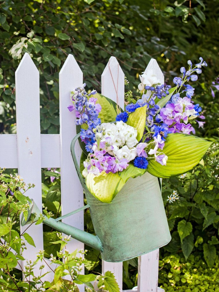 palissade bois originale décorée de bouquet de fleurs champêtres